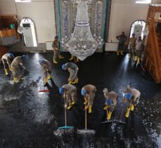 Komandolar selden etkilenen camiyi deterjanlarla temizledi