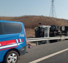 Kuzey Marmara Otoyolu'nda devrilen tankerin sürücüsü yaralandı