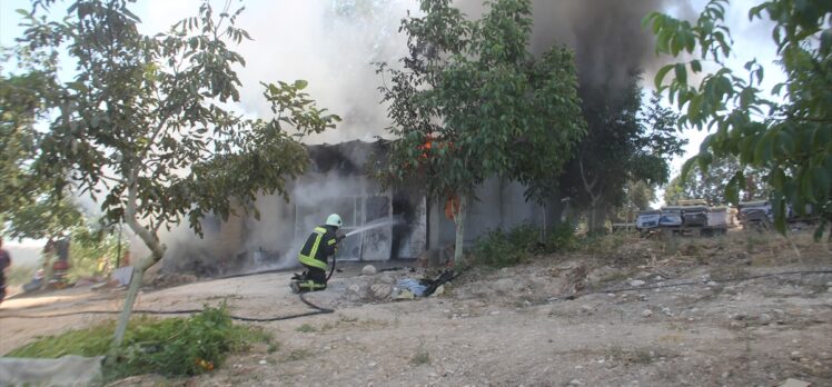 Manisa'da garajda çıkan yangın hasara neden oldu