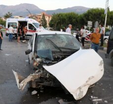 Manisa'da hafif ticari araçla çarpışan otomobilin sürücüsü yaralandı