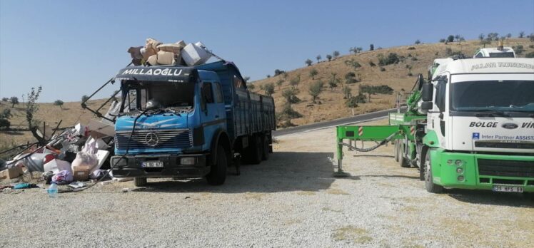 Manisa'da nakliye kamyonu devrildi: 7 yaralı