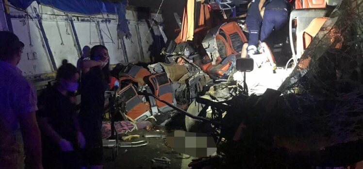 Manisa'da otobüs tıra çarptı: 9 ölü, 30 yaralı