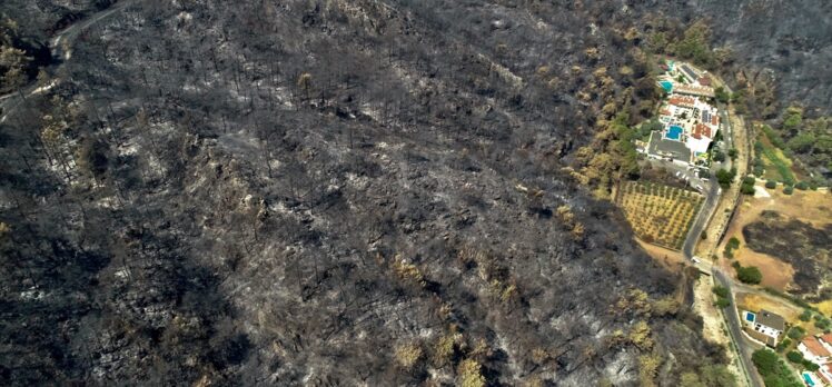 Marmaris'te havadan görüntülenen yanan alanlar yangının büyüklüğünü gözler önüne seriyor