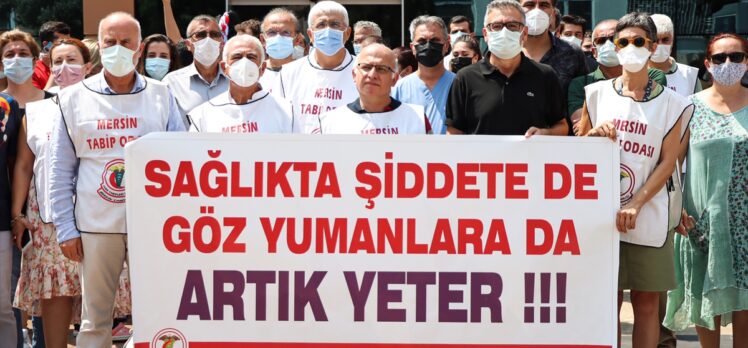 Mersin'de sağlık çalışanları meslektaşlarının darbedilmesini protesto etti