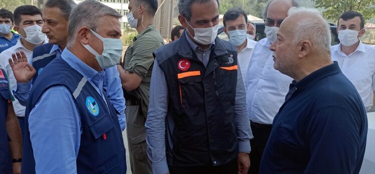 Milli Eğitim Bakanı Özer, sel felaketinin yaşandığı Sinop'un Ayancık ilçesinde incelemede bulundu