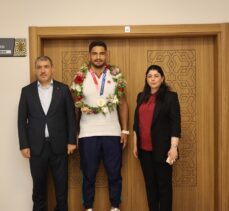 Milli güreşçi Taha Akgül, Sivas Valiliğince hediye edilen altınları afetzedelere bağışladı