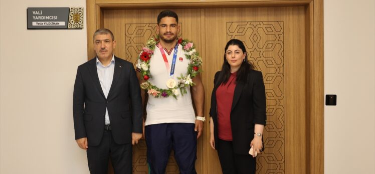 Milli güreşçi Taha Akgül, Sivas Valiliğince hediye edilen altınları afetzedelere bağışladı