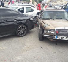 Nevşehir'de otomobil park halindeki 5 araca çarptı: 2 yaralı