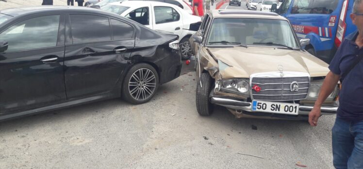 Nevşehir'de otomobil park halindeki 5 araca çarptı: 2 yaralı