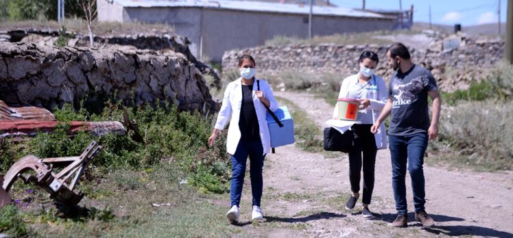 Sağlık görevlileri kırsaldaki engelli ve yaşlılara Kovid-19 aşısı yapmak için kapı kapı geziyor