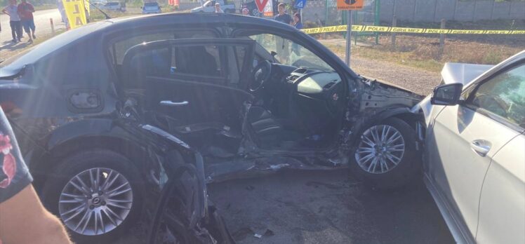 Sakarya’da iki otomobil çarpıştı: 1 ölü, 4 yaralı