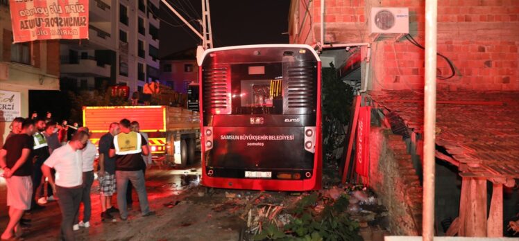 Samsun'da hafif ticari araçla çarpışan halk otobüsü markete girdi: 8 yaralı