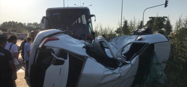 Samsun'da otomobil ile yolcu otobüsü çarpıştı: 3 yaralı