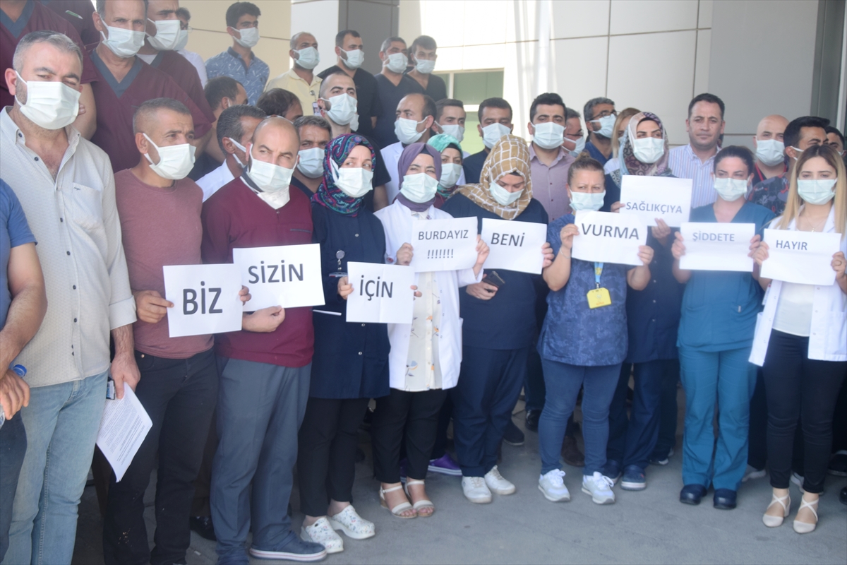 Şanlıurfa'da 9 hastane çalışanının darbedilmesi protesto edildi