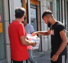 Siirt'te Gençlik ve Spor İl Müdürlüğü personeli ve gönüllü gençler maske dağıttı