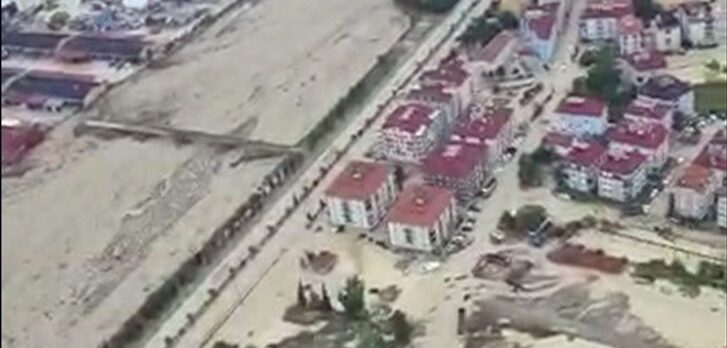 GÜNCELLEME – Sinop'taki sel baskınında mahsur kalan 19 kişi Sahil Güvenlik helikopterleriyle tahliye edildi