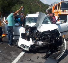 Sivas'ta otomobil köprü bariyerlerine çarptı: 1 ölü, 3 yaralı