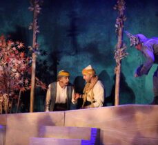 Trabzon Devlet Tiyatrosu, “Yunus'la Yürürken” oyununu Eskişehir'de sahneledi