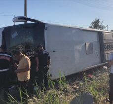 Uşak'ta yolcu otobüsünün devrilmesi sonucu ilk belirlemelere göre 30 kişi yaralandı