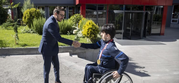 AA Genel Müdürü Karagöz, Tokyo Paralimpik Oyunları'nda altın madalya kazanan Öztürk ile bir araya geldi