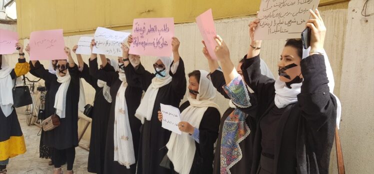Afgan kadınları eğitim hakları için “sessiz protesto” düzenledi