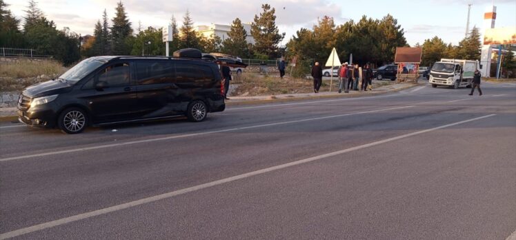 Afyonkarahisar'da otomobil ile kamyonetin çarpıştığı kazada 3 kişi yaralandı