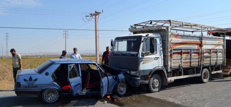 Aksaray'da otomobil ile kamyonun çarpıştığı kazada 9 kişi yaralandı