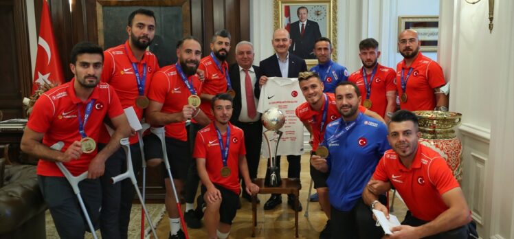 Ampute Milli Futbol Takımı, İçişleri Bakanı Soylu'yu ziyaret etti
