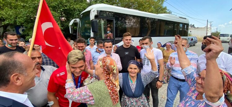 Ampute Milli Futbol Takımı'nın oyuncusu Rüstem Kurhan'a, mahallesinde coşkulu karşılama