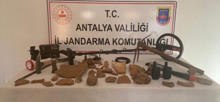 Antalya'da kaçak kazı yapan 3 kişi suçüstü yakalandı