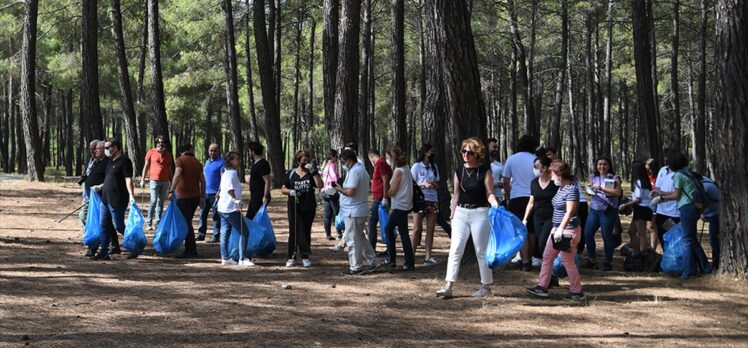 Antalya'da ormanlık alanda atıklar toplandı