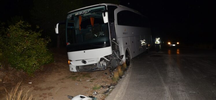 Antalya'da tur otobüsü ile otomobilin çarpıştığı kazada 2 kişi yaralandı