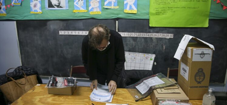 Arjantin halkı parlamento ön seçimleri için sandık başında