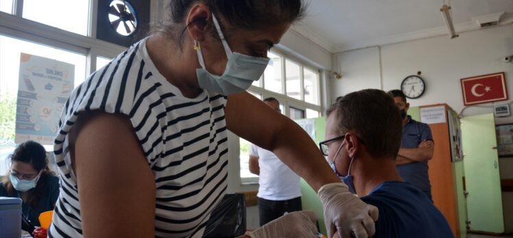 Aydın’da mobil aşı ekibi, halk otobüsü kooperatifinde Kovid-19 aşısı yapıyor