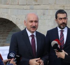 Bakan Karaismailoğlu, Kalecik'teki yenilenen Tarihi Develioğlu Köprüsü'nde incelemede bulundu: