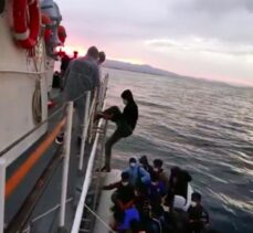 Balıkesir'de Türk kara sularına geri itilen 31 düzensiz göçmen kurtarıldı