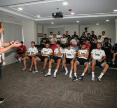 Beşiktaşlı futbolculara değişen oyun kuralları anlatıldı