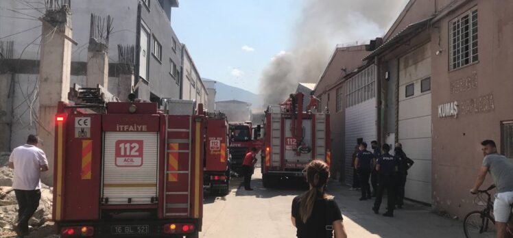 Bursa'da tekstil atölyesinde çıkan yangına müdahale ediliyor