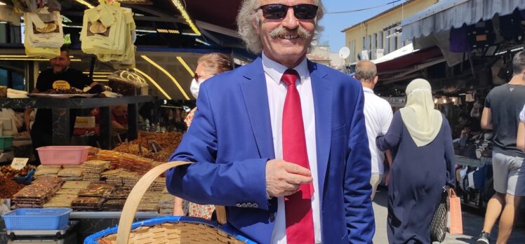 Bursa'nın “kravatlı simitçisi” takım elbisesinden yaz sıcağında da vazgeçmiyor