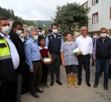 Çevre ve Şehircilik Bakanı Kurum, sel felaketinin yaşandığı Bozkurt'ta incelemelerde bulundu