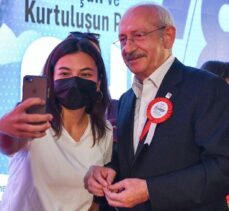 CHP Genel Başkanı Kılıçdaroğlu, partisine yeni katılan kadın üyelere rozetlerini taktı