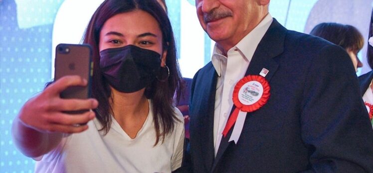 CHP Genel Başkanı Kılıçdaroğlu, partisine yeni katılan kadın üyelere rozetlerini taktı