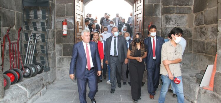 CHP Sözcüsü Öztrak, Kayseri'de esnafı ziyaret etti