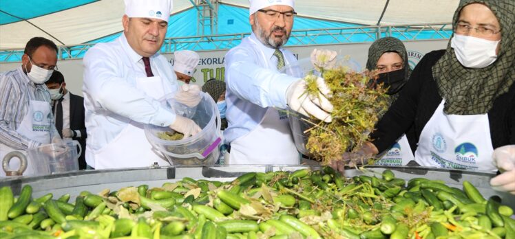 Çubuk'ta üniversite öğrencileri 1,5 tonluk kavanoza turşu kurdu