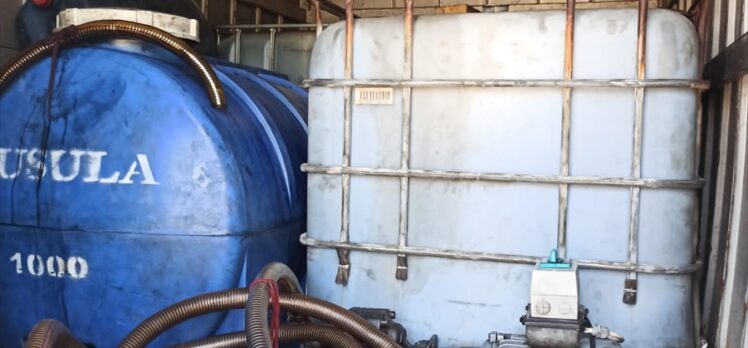 Denizli’de kargo aracı süsü verilmiş kamyonetle kaçak akaryakıt satan şüpheli yakalandı