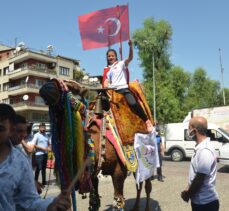 Dünya ikincisi işitme engelli atlet Aysun Akay, Aydın'da deve turuyla vatandaşları selamladı