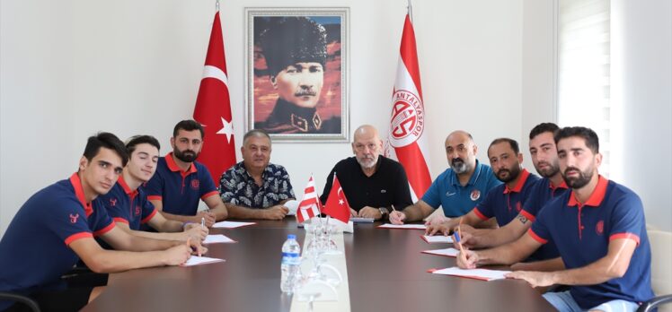 Erkekler Hentbol Süper Ligi ekiplerinden Antalyaspor'da 7 imza birden