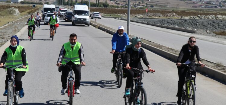 Erzincan'da “Avrupa Hareketlilik Haftası” kapsamında bisiklet turu ve yamaç paraşütü yapıldı