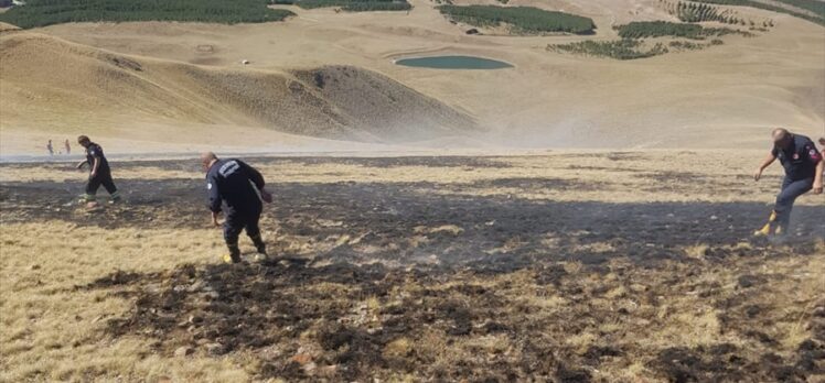 Erzurum'da Palandöken Dağı'ndaki anız yangını ekiplerin müdahalesiyle söndürüldü