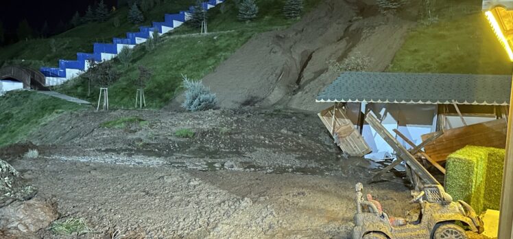 Erzurum'da patlayan hattan akan su nedeniyle toprak kayması oldu